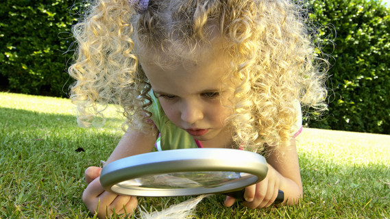 Junge Forscherin entdeckt die Natur