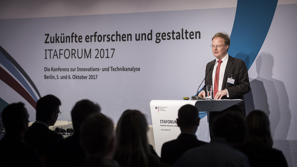 Matthias Graf von Kielmansegg, Abteilungsleiter im Bundesministerium für Bildung und Forschung, während seiner Rede.